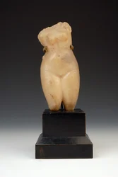 Meztelen női torse (márvány)